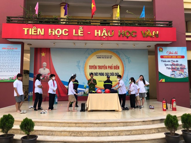 Các em học sinhđược giao lưu và thực hành sử dụng bình chữa cháy cầm tay Các em học sinhđược giao lưu và thực hành sử dụng bình chữa cháy cầm tay