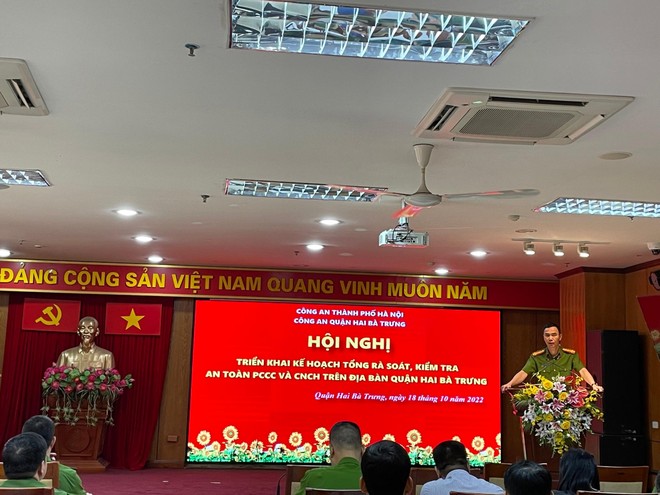 Đại tá Trương Văn Hồng, Trưởng Công an quận Hai Bà Trưng triển khai kế hoạch. Đại tá Trương Văn Hồng, Trưởng Công an quận Hai Bà Trưng triển khai kế hoạch.