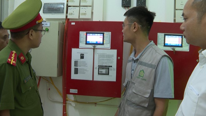 Cảnh sát PCCC và CNCH Công an huyện Thanh trì kiểm tra công tác PCCC tại tòa nhà Teco Dimond. Cảnh sát PCCC và CNCH Công an huyện Thanh trì kiểm tra công tác PCCC tại tòa nhà Teco Dimond.