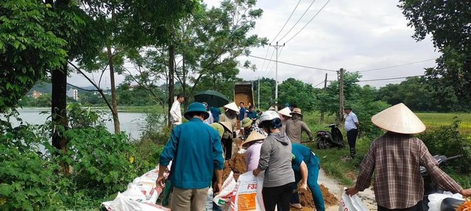 Người dân dùng bao tải cát chặn nước lũ Người dân dùng bao tải cát chặn nước lũ