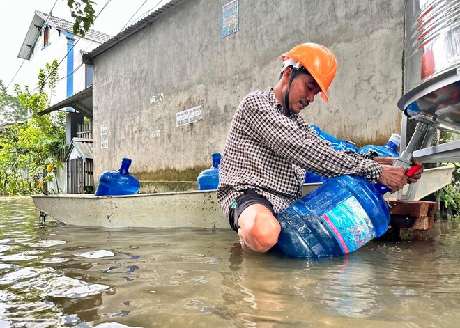 Một người dân chèo thuyền đi lấy nước sạch ở xã Nam Phương Tiến, huyện Chương Mỹ, Hà Nội Một người dân chèo thuyền đi lấy nước sạch ở xã Nam Phương Tiến, huyện Chương Mỹ, Hà Nội