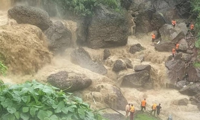 Lũ tràn về bất ngờ cuốn trôi cháu bé 12 tuổi ở tỉnh Sơn La