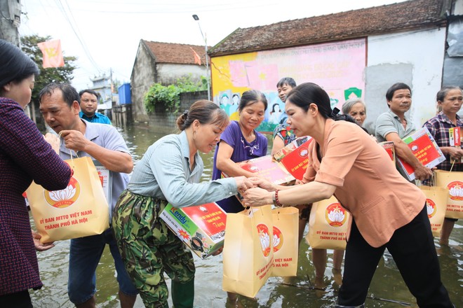 Bà Đặng Thị Phương Hoa, Phó Chủ tịch Ủy ban MTTQ Việt Nam thành phố Hà Nội trao quà cho người dân Bà Đặng Thị Phương Hoa, Phó Chủ tịch Ủy ban MTTQ Việt Nam thành phố Hà Nội trao quà cho người dân