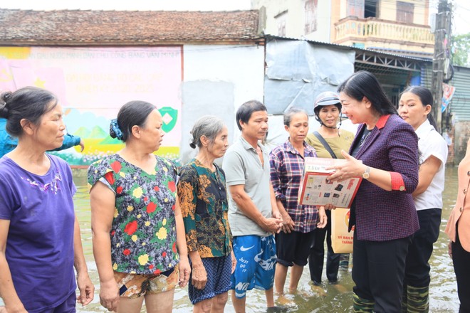 Bà Nguyễn Lan Hương, Chủ tịch Ủy ban MTTQ Việt Nam thành phố Hà Nội, đã động viên và trao tặng những phần quà cho người dân vùng lũ xã Nam Phương Tiến, huyện Chương Mỹ Bà Nguyễn Lan Hương, Chủ tịch Ủy ban MTTQ Việt Nam thành phố Hà Nội, đã động viên và trao tặng những phần quà cho người dân vùng lũ xã Nam Phương Tiến, huyện Chương Mỹ
