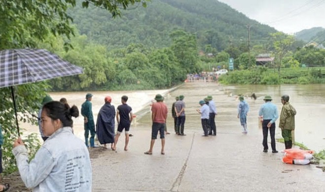 Ngầm tràn nơi một người bị lũ cuốn mất tích