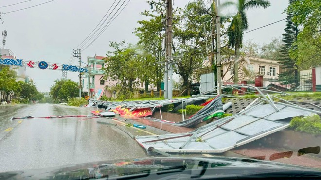 Biển quảng cáo bay khắp nơi