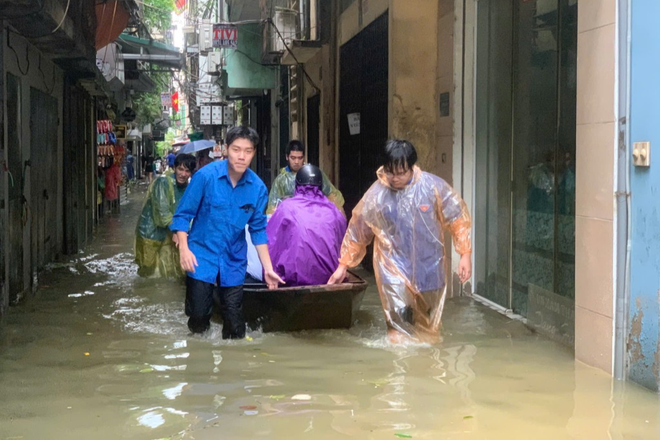 Thanh niên tình nguyện chung tay phối hợp cùng các lực lượng chức năng giúp di chuyển người và tài sản vùng lũ Ba Đình, Hoàn Kiếm