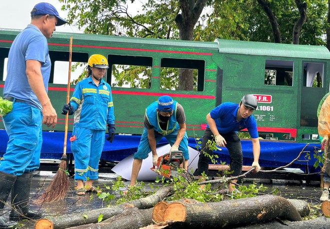 Các sinh viên tình nguyện hỗ trợ dọn dẹp cây xanh đổ tại Hà Nội suốt nhiều ngày qua
