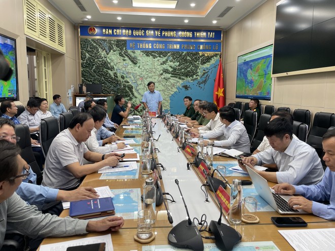 Bộ NN&amp;PTNT họp chỉ đạo ứng phó áp thấp nhiệt đới đang phát triển thành bão số 4