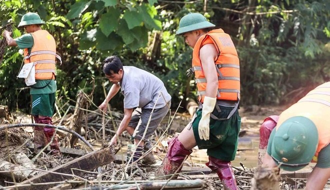 Lực lượng chức năng nỗ lực tìm kiếm người mất tích do sạt lở ở Lào Cai