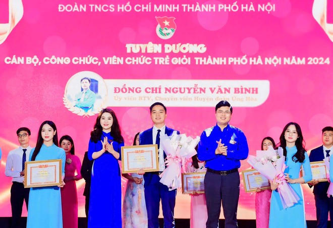 Bí thư Thành đoàn Hà Nội Chu Hồng Minh; Phó Trưởng ban Thanh niên công nhân và đô thị Trung ương Đoàn Hoàng Đức Nam khen thưởng các cán bộ, công chức, viên chức trẻ