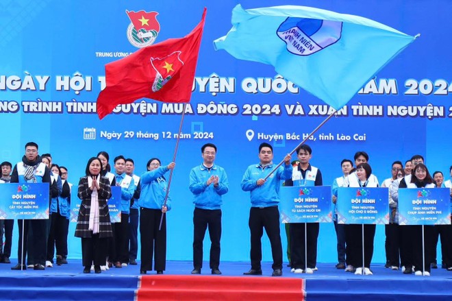 Nghi thức xuất quân các đội hình thanh niên tình nguyện tham gia hoạt động tình nguyện tại các địa bàn khó khăn, địa bàn bị ảnh hưởng thiên tai bão lũ