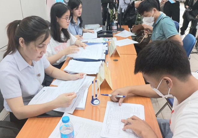 Người lao động tìm đến Trung tâm giới thiệu việc làm để được hỗ trợ, tư vấn