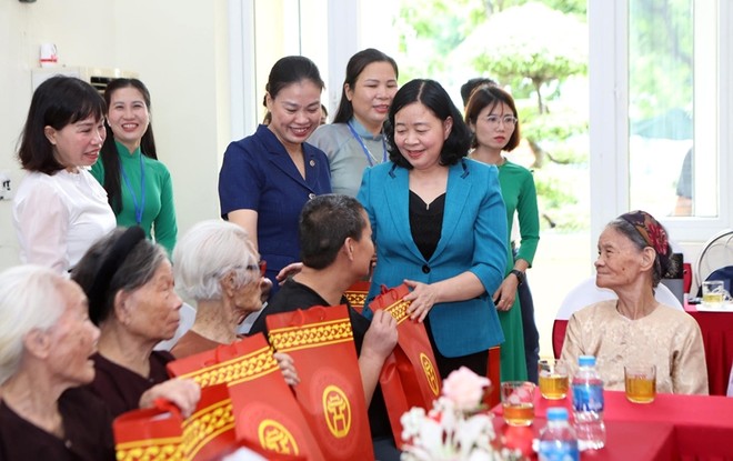 Bí thư Thành uỷ Hà Nội Bùi Thị Minh Hoài tặng quà Bà mẹ Việt Nam Anh hùng, thân nhân liệt sĩ