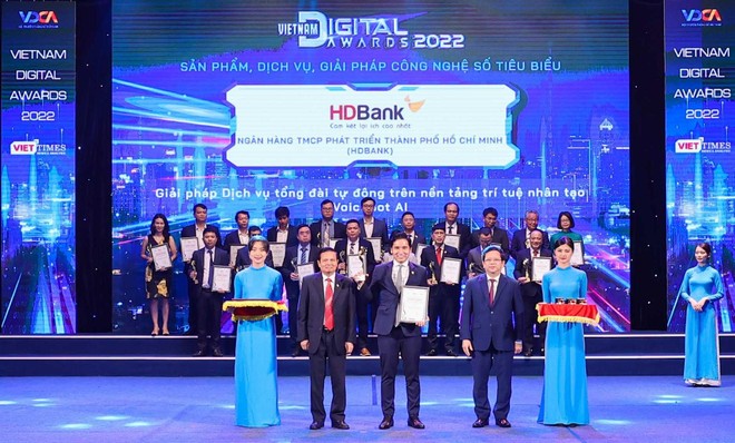 Ông Nguyễn Đức Dũng- Phó Giám đốc Trung tâm Chuyển đổi số HDBank (DTC)- đại diện HDBank nhận giải