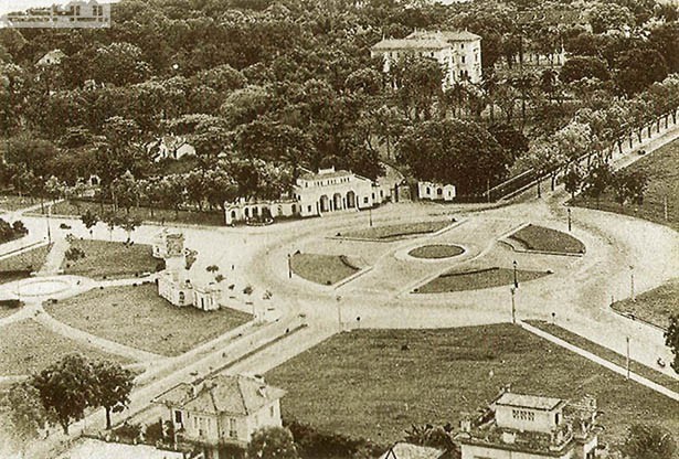 Quảng trường Ba Đình đầu thế kỷ 20, khi đó được người Pháp gọi là vườn hoa Pugininer Quảng trường Ba Đình đầu thế kỷ 20, khi đó được người Pháp gọi là vườn hoa Pugininer