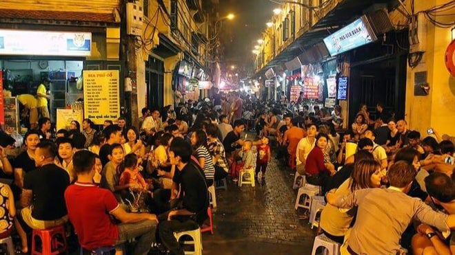 Đặc sản của phố Tạ Hiện bây giờ là bia và chân gà rang muối
