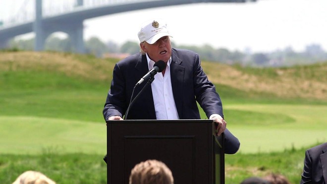 Ông Donald Trump tại sự kiện khai trương sân golf Ferry Point ở thành phố New York năm 2015