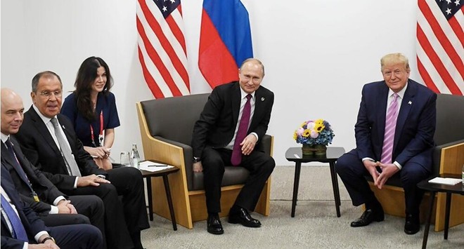 Tổng thống Nga và Mỹ hội đàm bên lề Hội nghị G20 năm 2019 với sự góp mặt của một nữ phiên dịch xinh đẹp người Nga
