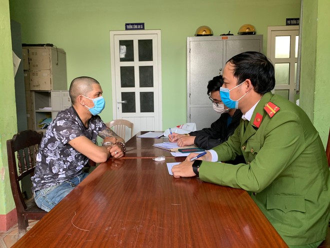 Cơ quan công an lấy lời khai một đối tượng tàng trữ trái phép chất ma túy