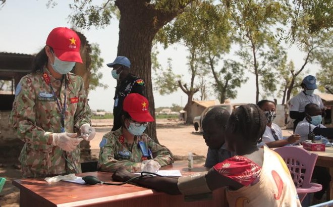 Bác sĩ Bệnh viện dã chiến cấp 2 số 3 của Việt Nam khám bệnh cho tù nhân tại Nhà tù Trung tâm Bentiu