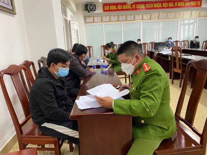 Lực lượng Công an bắt giữ, lấy lời khai các đối tượng cá độ bóng đá qua mạng internet Lực lượng Công an bắt giữ, lấy lời khai các đối tượng cá độ bóng đá qua mạng internet