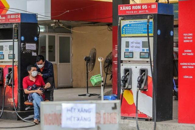 Hành vi găm hàng, chờ lên giá để trục lợi của các cửa hàng xăng dầu có thể bị xử phạt vi phạm hành chính hoặc truy cứu trách nhiệm hình sự