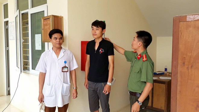 Cán bộ công an cơ sở phối hợp với các y, bác sỹ tiến hành các nội dung khám sơ tuyển cho công dân đăng ký tham gia thực hiện nghĩa vụ trong CAND