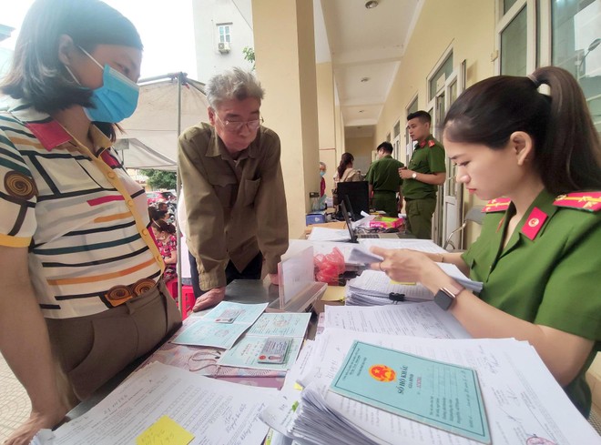 Những ngày cuối tuần vừa qua, các chiến sĩ CAP Mễ Trì, quận Nam Từ Liêm lại tiếp tục rà soát các trường hợp chưa thu nhận hồ sơ cấp CCCD gắn chíp, xác thực định danh