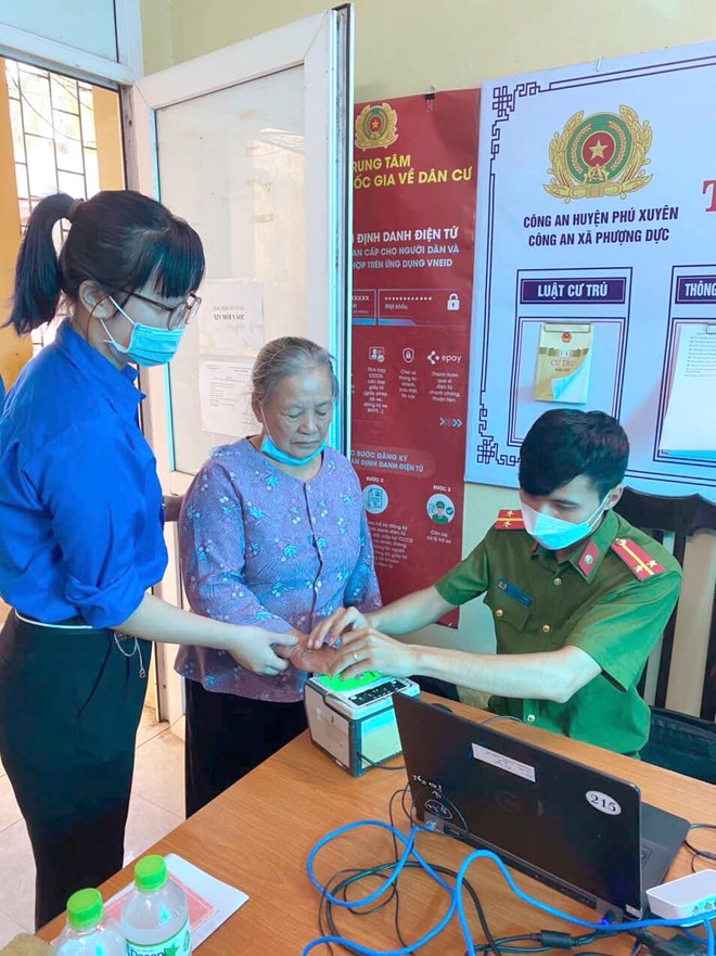 Người dân được tận tình hỗ trợ đưa tới tận trụ sở Công an để làm thủ tục cấp căn cước công dân