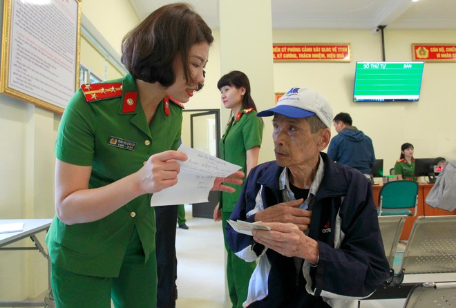 Mỗi bộ phận có một nhiệm vụ khác nhau, từ công tác kiểm tra kết quả thu thập thông tin dân cư cho đến phúc đáp người dân đều được các chiến sĩ thực hiện với tinh thần khẩn trương và quyết tâm cao