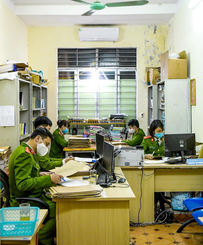 Những ngày cuối tuần vừa qua, các chiến sĩ CAP Mễ Trì, quận Nam Từ Liêm lại tiếp tục rà soát các trường hợp chưa thu nhận hồ sơ cấp CCCD gắn chíp, xác thực định danh