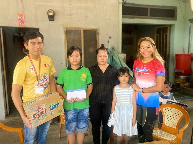 Đại sứ thương hiệu Number 1 Vũ Phương Thanh cùng cán bộ, công nhân viên Tập đoàn Tân Hiệp Phát đến thăm hỏi và tặng quà cho từng gia đình em nhỏ mồ côi được Tập đoàn nhận bảo trợ Đại sứ thương hiệu Number 1 Vũ Phương Thanh cùng cán bộ, công nhân viên Tập đoàn Tân Hiệp Phát đến thăm hỏi và tặng quà cho từng gia đình em nhỏ mồ côi được Tập đoàn nhận bảo trợ