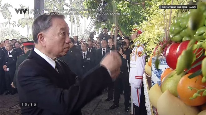 Đồng chí Tô Lâm, Ủy viên Bộ Chính trị, Chủ tịch Nước Cộng hòa xã hội chủ nghĩa Việt Nam dâng hương tiễn biệt Tổng Bí thư Nguyễn Phú Trọng.
