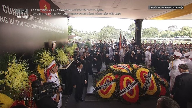 Các đồng chí lãnh đạo và nguyên lãnh đạo Đảng, Nhà nước, Chính phủ, Quốc hội, Mặt trận tổ quốc Việt Nam, gia quyến Tổng Bí thư Nguyễn Phú Trọng và nhân dân dâng hương, đi một vòng quanh tiễn biệt Tổng Bí thư, người đã tận hiến đến giờ phút cuối cùng của cuộc đời cho Tổ quốc và nhân dân. Vĩnh biệt Tổng Bí thư Nguyễn Phú Trọng.