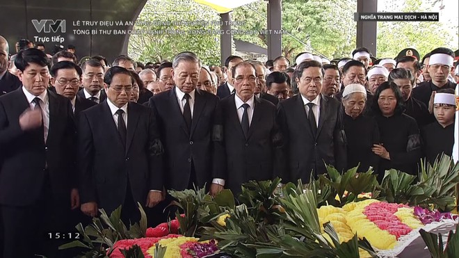 Các đồng chí lãnh đạo và nguyên lãnh đạo Đảng, Nhà nước, Chính phủ, Quốc hội, Mặt trận tổ quốc Việt Nam, gia quyến Tổng Bí thư Nguyễn Phú Trọng và nhân dân dành một phút mặc niệm vị Tổng Bí thư đáng kính.