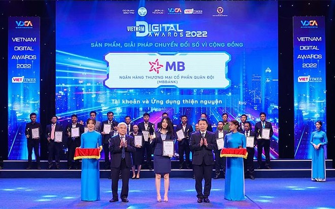 Bà Nguyễn Thùy Linh – Phó Giám đốc khối Ngân hàng số đại diện MB nhận giải thưởng cho hạng mục “Sản phẩm, giải pháp chuyển đổi số vì cộng đồng”