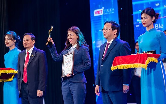 Bà Nguyễn Thị Nguyệt Thu – Phó Giám đốc khối SME đại diện MB nhận giải thưởng cho hạng mục “Sản phẩm, dịch vụ, giải pháp chuyển đổi số tiêu biểu”