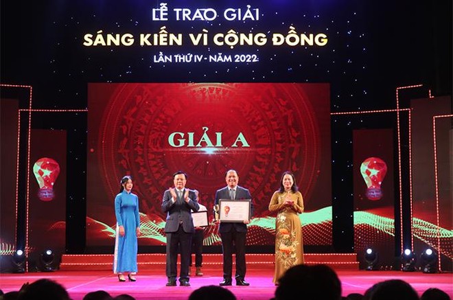 Ông Tạ Quốc Đan – Chủ nhiệm Chính trị MB đại diện nhận giải thưởng