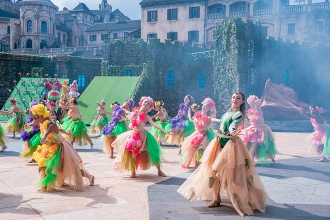 Trang phục của những nàng tiên Fairy Blossom khiến du khách như đang lạc vào vườn địa đàng đầy màu sắc