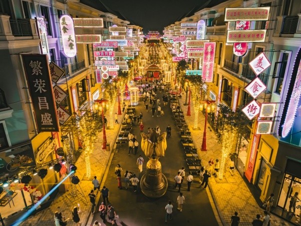 夜晚的小香港閃閃發光，吸引數千人打卡娛樂