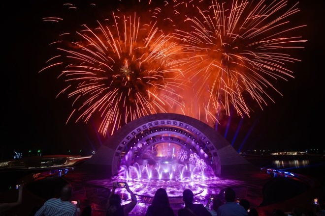 Du khách xem show diễn Nụ Hôn Của Biển Cả - một trong những show diễn &quot;phải đón xem&quot; tại Phú Quốc.