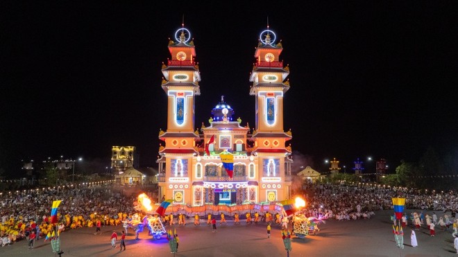 Toà Thánh của đạo Cao Đài trong đêm hội. Ảnh: Sun World Ba Den Mountain Toà Thánh của đạo Cao Đài trong đêm hội. Ảnh: Sun World Ba Den Mountain