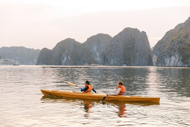 Du khách khám phá vẻ đẹp của Vịnh Lan Hạ thuộc Quần đảo Cát Bà (Hải Phòng) Du khách khám phá vẻ đẹp của Vịnh Lan Hạ thuộc Quần đảo Cát Bà (Hải Phòng)