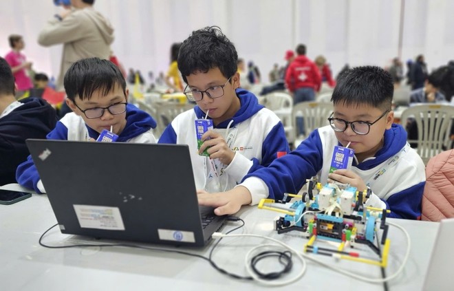 Vinamilk đồng hành các “chiến binh” tại GRG và WRO, tiếp thêm dinh dưỡng và cũng truyền “lửa” cho các đội thi từ chính câu chuyện luôn đổi mới, sáng tạo và cầu tiến (“Raising the bar”) của mình. Ảnh: VTA Vinamilk đồng hành các “chiến binh” tại GRG và WRO, tiếp thêm dinh dưỡng và cũng truyền “lửa” cho các đội thi từ chính câu chuyện luôn đổi mới, sáng tạo và cầu tiến (“Raising the bar”) của mình. Ảnh: VTA