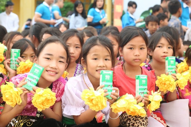 Quỹ sữa Vươn cao Việt Nam được Vinamilk thực hiện từ năm 2008 đến nay, mang sữa đến với hơn nửa triệu trẻ em khó khăn Quỹ sữa Vươn cao Việt Nam được Vinamilk thực hiện từ năm 2008 đến nay, mang sữa đến với hơn nửa triệu trẻ em khó khăn