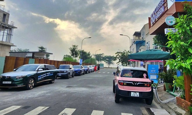 Trạm sạc xe điện được lắp đặt tại quán cà phê của anh Vũ Quốc Hưng (An Giang). Trạm sạc xe điện được lắp đặt tại quán cà phê của anh Vũ Quốc Hưng (An Giang).