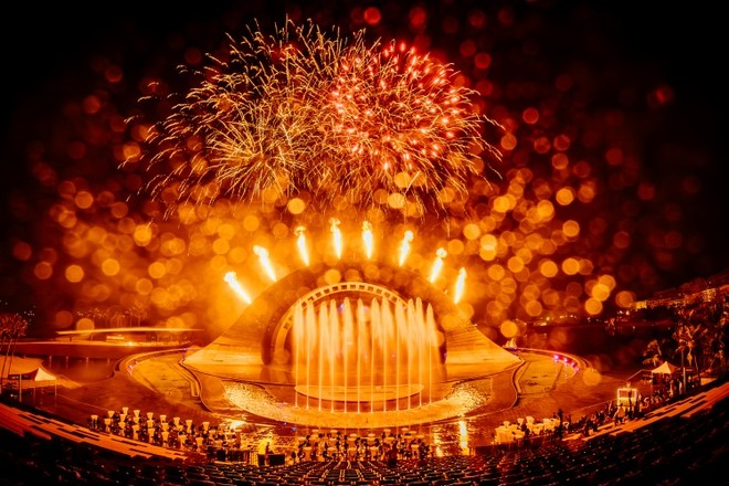 Show diễn “Nụ hôn của biển cả” cùng show pháo hoa làm bừng sáng trời đêm Phú Quốc Show diễn “Nụ hôn của biển cả” cùng show pháo hoa làm bừng sáng trời đêm Phú Quốc