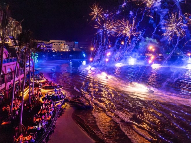 Ăn tối bên biển và xem show trình diễn nghệ thuật thể thao mạo hiểm kết hợp pháo hoa là trải nghiệm hấp dẫn bậc nhất đảo ngọc. Ăn tối bên biển và xem show trình diễn nghệ thuật thể thao mạo hiểm kết hợp pháo hoa là trải nghiệm hấp dẫn bậc nhất đảo ngọc.