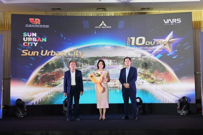 Đại diện Sun Property nhận cúp vinh danh dự án nổi bật nhất thị trường 2024 cho Sun Urban City Hà Nam. Ảnh Hoàng Minh Đại diện Sun Property nhận cúp vinh danh dự án nổi bật nhất thị trường 2024 cho Sun Urban City Hà Nam. Ảnh Hoàng Minh